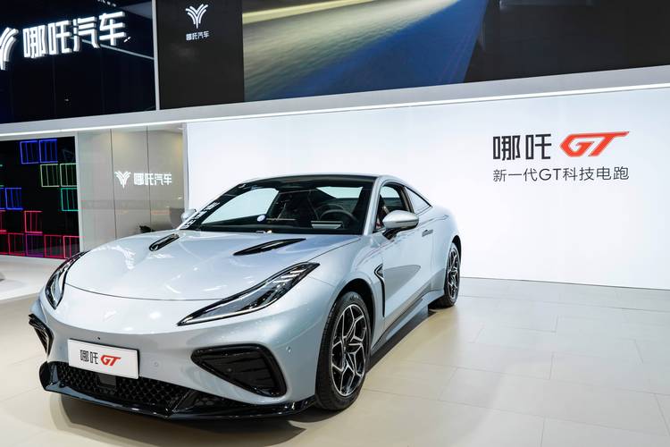 深圳182哪吒汽车在智能汽车领域的表现，领途汽车在新能源汽车市场中的影响力